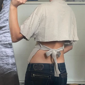 Beige topp med knyt i ryggen - Säljer denna jättesöta beigea topp från monki med knyt i ryggen! Den är i storlek m men jag har sytt om den själv så den passar mig som brukar ha xs/s. I och med att den har knyte i bak så passar den nog de flesta eftersom man kan välja hur tight den ska sitta.