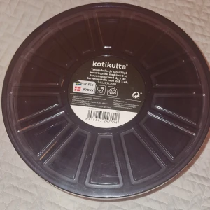 Serveringsskål med lock 3 st - Set med 3 serveringsskålar med lock, volymer 2,4/3,5/4,8 L. Produkten är ny och inplastad