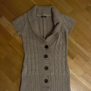 Stickad kofta - Fin, storlek S