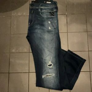 Replay Anbass blå jeans med slitningar - Jätte bra skick, använda fåtal gånger, storlek 30/34 men uppsyda till 30/32