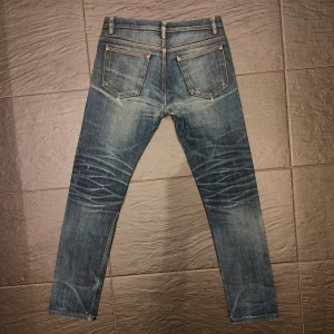 APC japansk selvedge denim jeans - APC jeans med helt sjuka fades. Startat som ett par raw selvedge denim och har sedan gått igenom  år av användning vilket resulterat i dessa otroligt snygga fades. 28 i midja. Skriv vid minsta fundering!