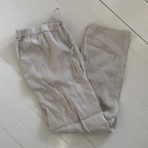 H&M linnebyxor  - Ett par väldigt fina H&M linnebyxor som dessvärre inte längre kommer till användning. Skulle behövas strykas