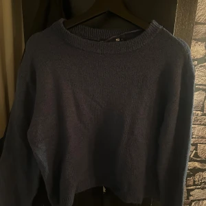 Mörkblå stickad tröja  - Mysig mörkblå stickad tröja från lager 157 med rund halsringning och långa ärmar. Perfekt för chill dagar. Enkel och stilren design som funkar till det mesta. Storlek S, använd en gång 