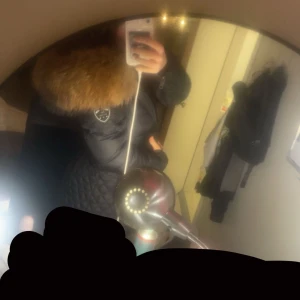 Vinter jacka  - PRIS KAN SÄNKAS!!Säljer en svart rock and blue dunjacka med stor fluffig brun päls på kragen. Jackan har ett snyggt emblem på ärmen och dragkedja framtill. Perfekt för kalla dagar och riktigt stilren look.
