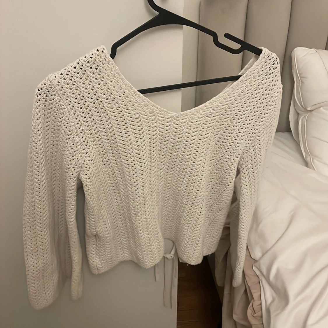Vit stickad kofta med knytband - 3