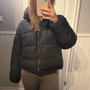 Pufferjacka  - Skitsnygg Pufferjacka som är använd ett fåtal gånger. Väldigt tjock och tätt. Två fickor och lite bronsiga dragkedjor❣️original ifrån Nelly