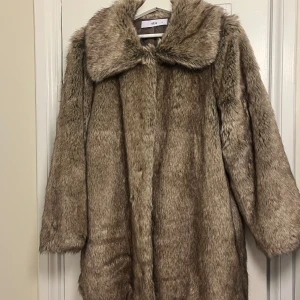 Pälsjacka  - Köpt på Vinted, från ellos! Ser ut att vara i perfekt skick utom några lösa trådar på knappen. 