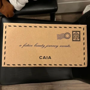 CAIA adventkalender  - HELT NY.  från CAIA med festligt julinspirerat motiv på kartongen. Perfekt för dig som älskar skönhet och vill ha en exklusiv känsla. 
