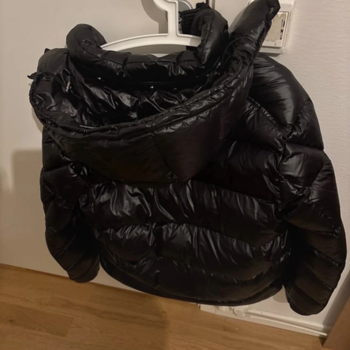 Svart Moncler dunjacka med huva - 1