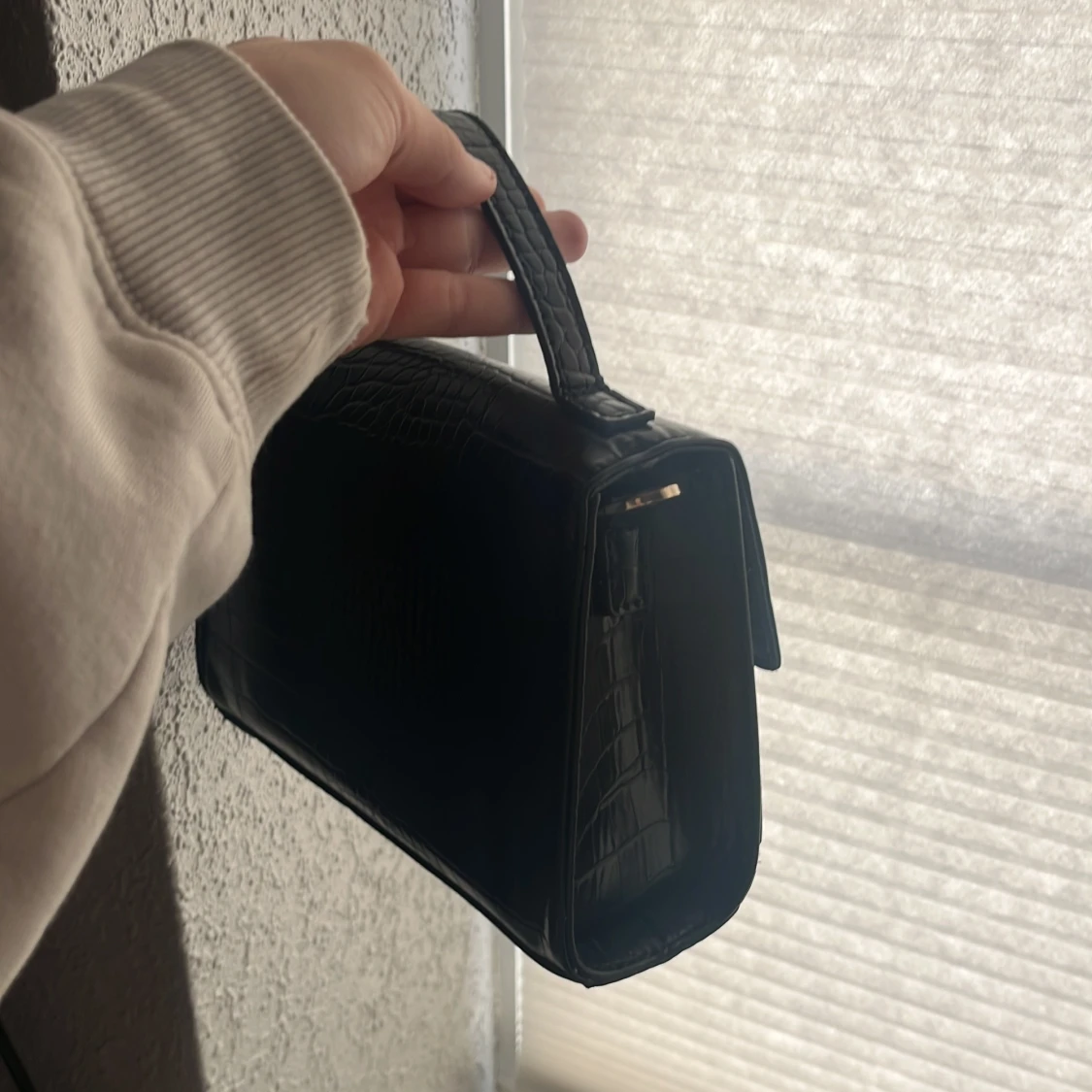 Svart handväska i krokopräglat skinn - 1