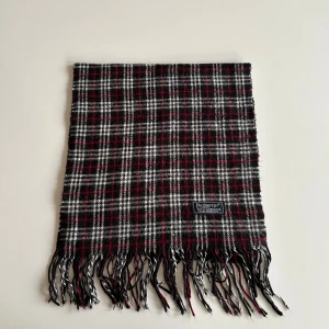 Burberry Scarf - Burberry scarf  One Size Skick: 8/10  Har du frågor? Skicka dm!