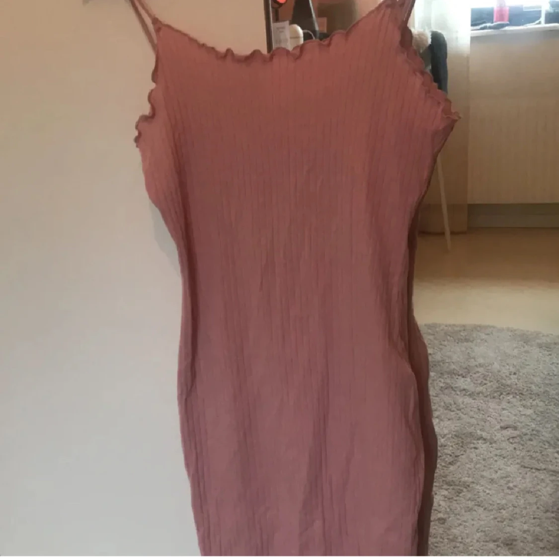 Rosa ribbad klänning med volangkant