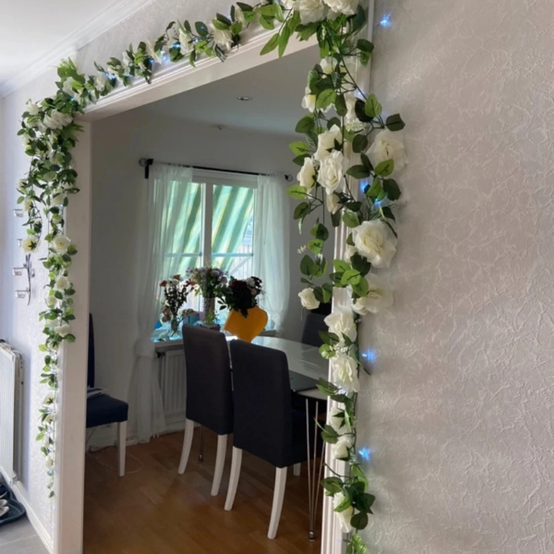 Ljusslinga med vita rosor - 2