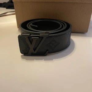 svart bälte - Svart bälte med stjärnformade mönster. 110cm långt