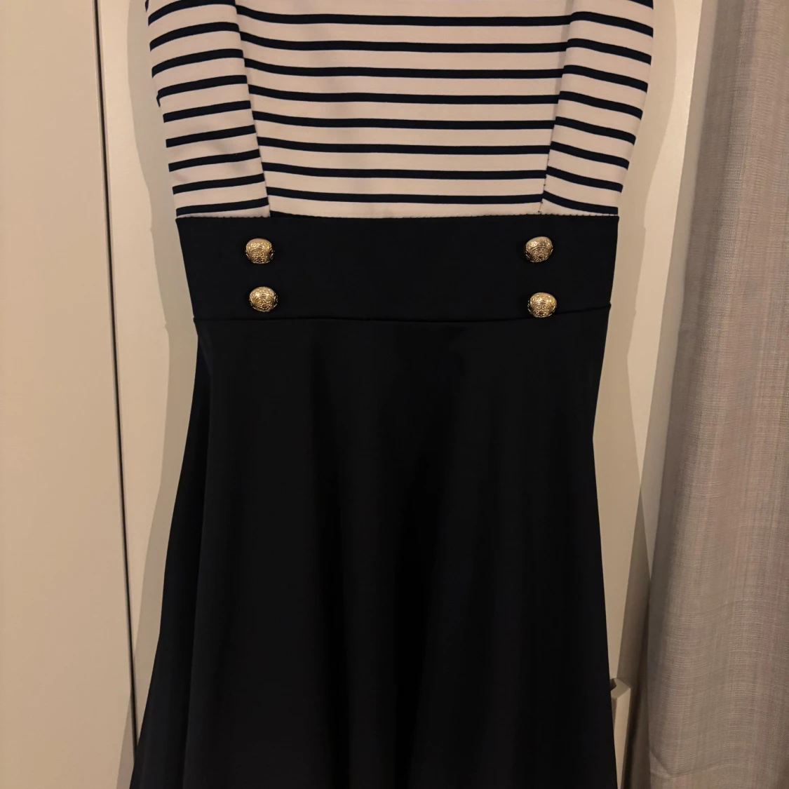 Randig marinblå kortklänning med knappar