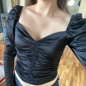 Svart topp - Jättefin topp från Ginatricot som tyvärr aldrig kommer till användning och därför bara blivit använd en gång