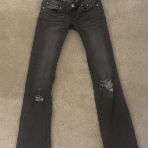 Mörkgrå jeans med slitningar från G-Rise - As snygga populära lågmidjade jeans, bootcut lowwaist storleken är S/L som motsvarar ungefär 28/34 till 26-32 (de är väldigt stretchiga). Säljer pågrund av att de inte används längre men har inga defekter. Köpa för 1600 kr med frakt. Har ett par i mörkblå också, skriv om ni vill se