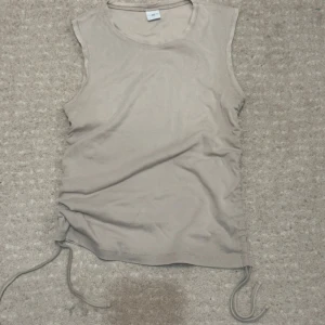 beige topp med knytning - skitcool beige topp med knytning. perfekta festtoppen!! storlek M men passar även S! tveka inte höra av er vid frågor!! 