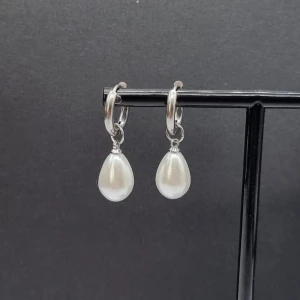 Silverörhängen med droppformad pärla - Snygga örhängen . Material-rostfritt stå 
