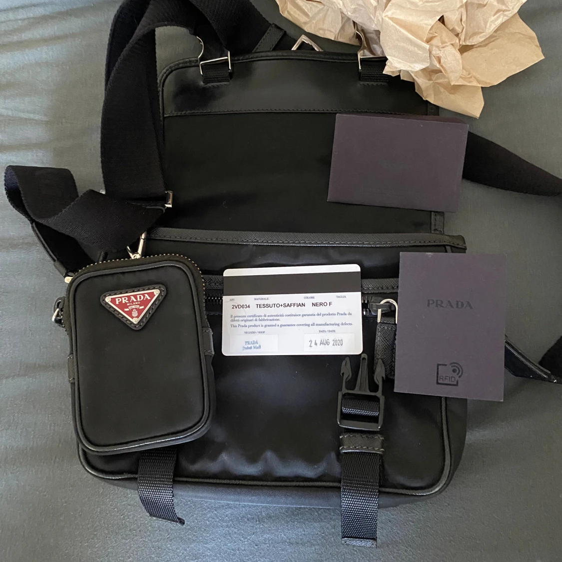 Svart axelväska från Prada med red logga - 3