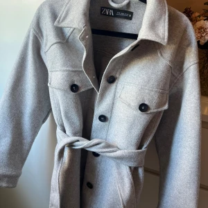 Grå overshirt med bälte från Zara - Snygg grå overshirt från Zara storlek S, mycket bra skick 