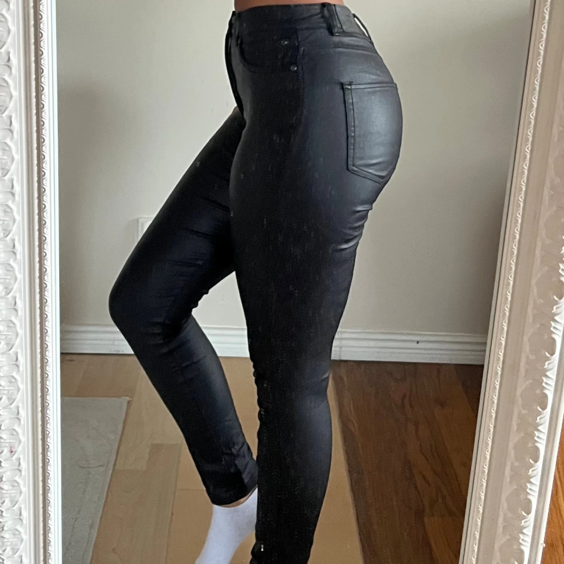 Svarta skinny byxor i skinnimitation - 2