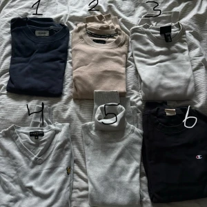 Tröjor  - 1. Marinblå Strömberg sweatshirt storlek S 2. Beiga bershka sweatshirt storlek xs 3. Beige hm sweatshirt storlek S  4. Grå lyle and scott stickad tröja M (dam) 5. Grå polo från defacto storlek S 6. Svart Champion sweatshirt storlek S (lite urtvättad)