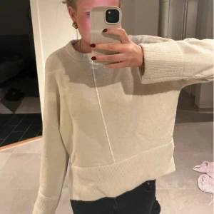 Beige stickad tröja från zara - Använd en gång!! Super snygg stickad tröja🫰