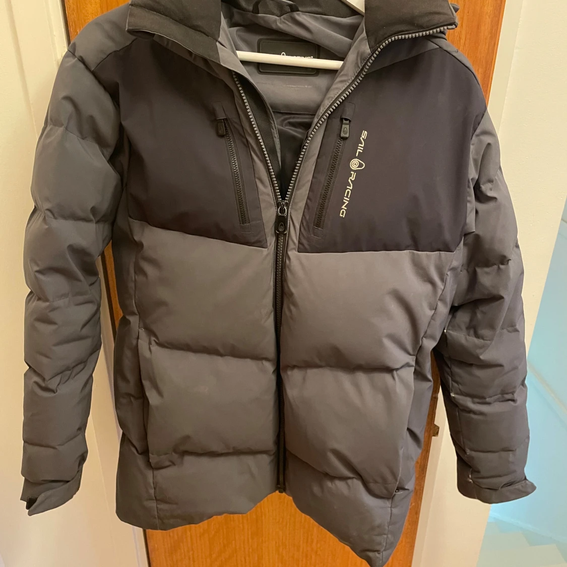 Grå pufferjacka från Sail Racing