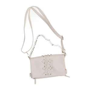 Y2k väska från Morgan de toi - Snygg axelväska från Morgan de toi med kedja och justerbar rem. Väskan har dekorativa nitar och små detaljer på framsidan som ger en y2k vibe. Insidan har fickor och är rosa med rött mönster. När man öppnar väskan blir den avlång, väldigt unikt och snyggt! Några få små fläckar/avfärgning vid nitarna och en liten defekt vid en av detaljerna (se sista bild) men det är verkligen inget man märker. Bredd: 25 cm Höjd: 16 cm 