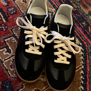 Maison margiela gats svarta - Svarta masion margiela gats. Använd 2-3ggr, köptes från vinted helt nya.