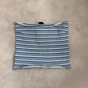 Randig bandå topp ifrån GinaTricot - Säljer en randig bandå topp ifrån GinaTricot. Aldrig kommit till användning. Men fin💓