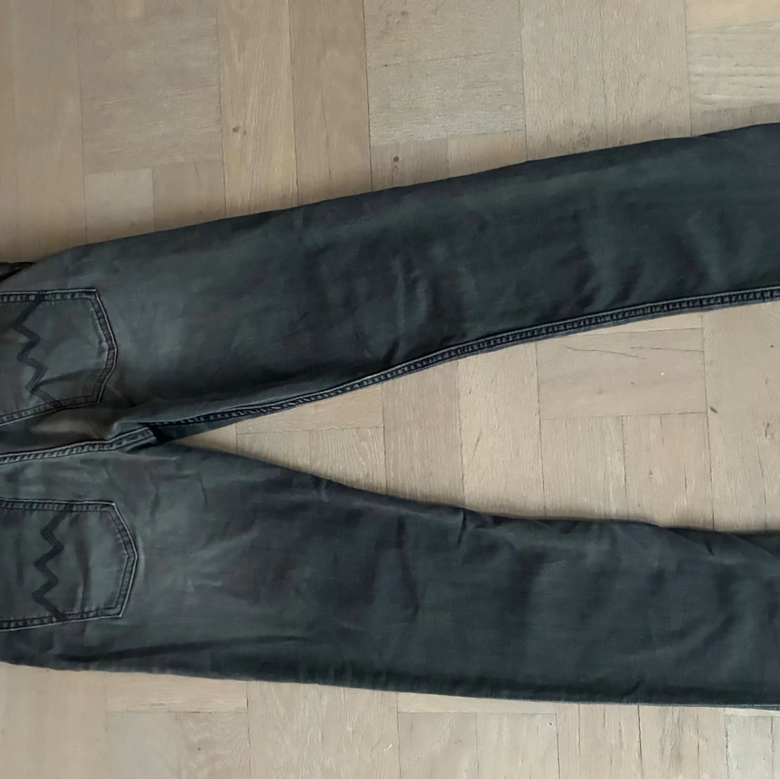 Svarta jeans med smal passform - 1