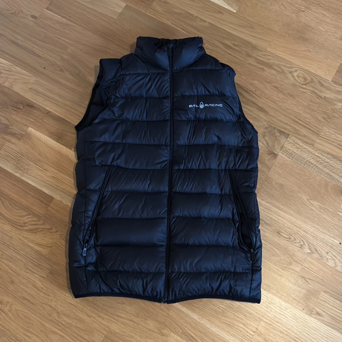 Svart dunväst från Sail Racing