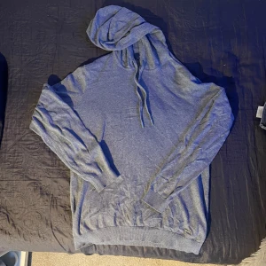Cashmere hoodie  - Slim passform, skrynklig på bild men fin i verkligheten