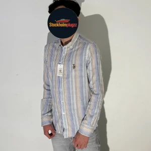 Randig skjorta från Polo  - Säljer en helt ny polo assn linneskjorta! Aldrig använd‼️ Perfekt för semesterresa och solig dag✅ Fraktar inom 24h💨