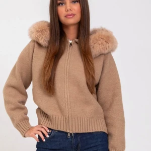 Stickad beige jacka med pälskrage - Säljer min beig/bruna alessa jacka i storlek S använd ungefär 2 gånger. Säljer den pga ja har två fast olika färger så tänkte nån annan kanske hade velat ha den mer än mig! Köpte den för 1400 så säljer den för 699❤️