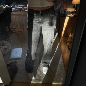 Grå jeans från Gina Tricot, straight fit - Säljer ett par grå jeans från Gina Tricot i rak modell. Jeansen har klassisk rak moddel, silverfärgade detaljer och normal passform. Färgen är snyggt tvättad grå och är perfekta till en chill och stilren look.