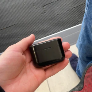 Svarta trådlösa in-ear hörlurar med laddningsetui - Snygga svarta trådlösa in-ear hörlurar med laddningsetui. Hörlurarna har silikontoppar för bra passform och levereras med ett kompakt laddningsfodral. Mindre spår av användning, men i gott skick och fungerar utmärkt. Det är bra noisecanceling och man hör inget om du lyssnar på max volym