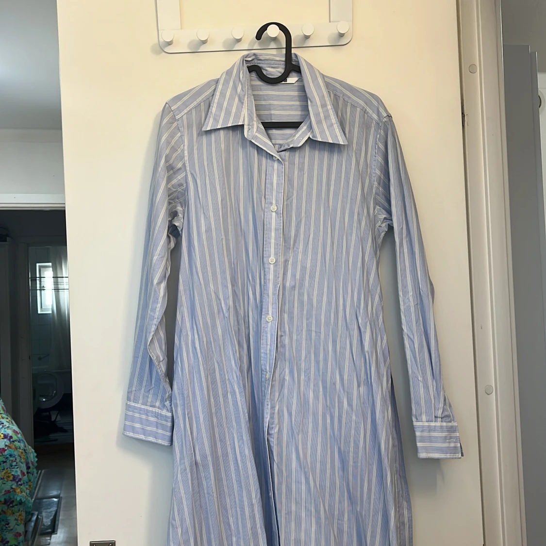 Blåvit randig skjortklänning