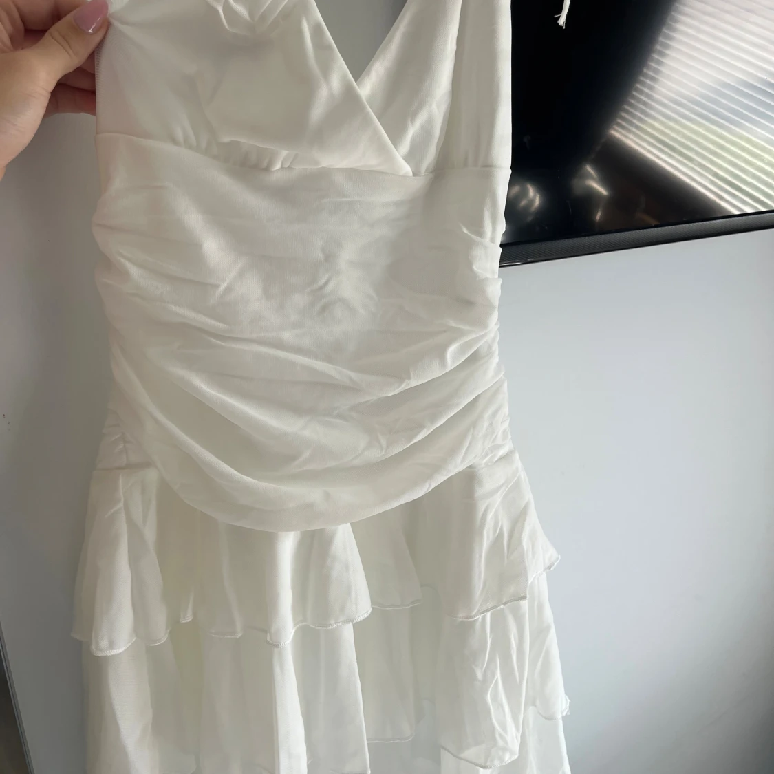 Vit omlottklänning med volanger - 2