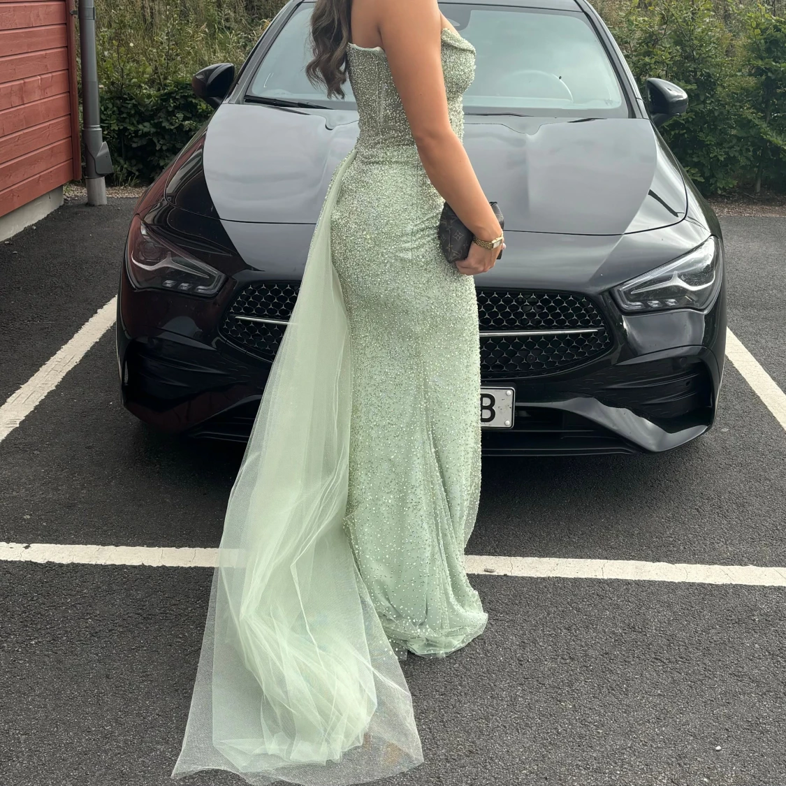 Ljusgrön glittrig balklänning