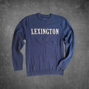 Lexington Stickad Tröja - Stilren blå stickad Lexington tröja | Storlek: S | Bra skick! | Tveka inte att höra av vid funderingar! 
