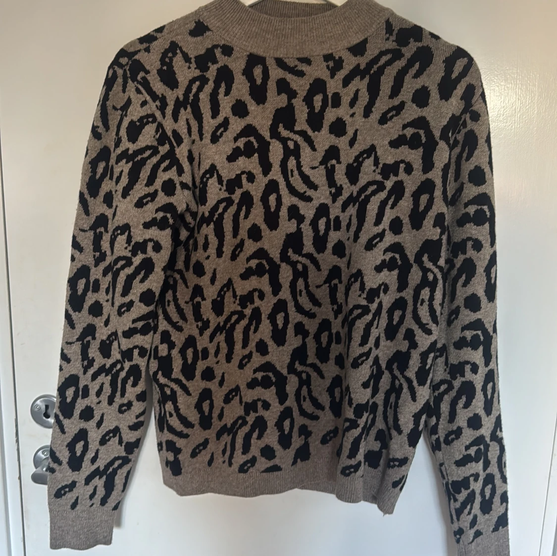 Leopardmönstrad stickad tröja