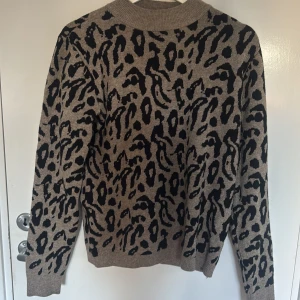 Leopardmönstrad stickad tröja  - Säljer denna tröja då den inte kommer till användning. Tröjan har bara använts fåtal gånger. Vet inte vart den är köpt💓Nypris 500
