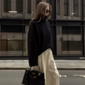 Svart stickad tröja med krage från Ralph Lauren - Säljer nu min underbara tröja från Ralph Lauren! Väldigt chic och varm. Storlek xs men oversize så passar även större storlekar. Jag har vanligtvis stl 38. För fler bilder skriv gärna 💕