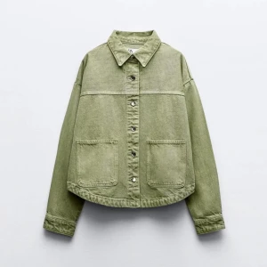 Olivgrön jeansjacka med stora fickor - Säljer min gröna jeans jacka från Zara då jag inte längre finner någon användning för den. Den är använd fåtal gånger och är i väldigt bra skick. Skriv vid fler frågor🩷