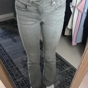 Grå bootcut jeans  - Lågmidjade/midwaist grå jeans från Gina tricot. Dom är i ganska stretchiga så skulle säga att dom även kan passa storlek M, använda men ej slitna 