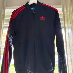Adidas tracktop / kofta - Mycket fint skick. Använd ytterst lite. Säljes då den inte längre passar mig.
