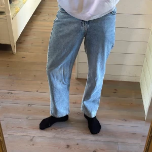 Ljusblå jeans från Grunt - snygga jeans till vardagen🩵 - Ljusblå jeans från Grunt i strl 27/30. Snygg vintage färg och relaxed fit - perfekt för skolan. ✅Utan defekter 🧵Snygg passform 💸Just nu - 219kr! Fri frakt hela veckan🚚 